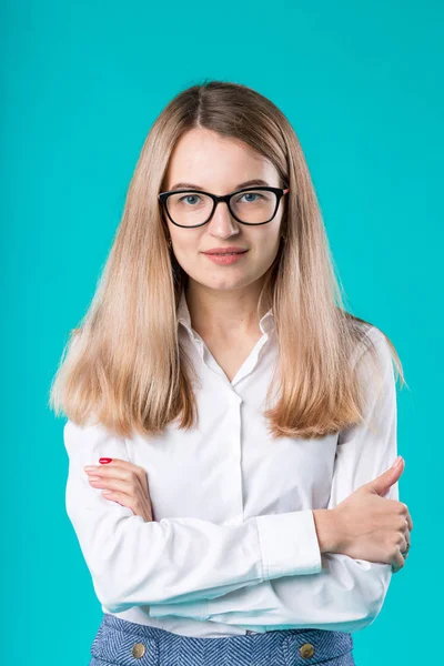 广告的空白 肖像年轻的高加索妇女工作者老师教练导师在白衬衫办公室样式女领导广告眼镜视力蓝色被隔绝的颜色背景 — 图库照片