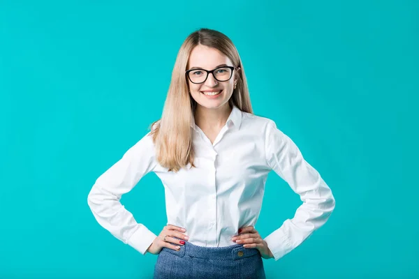 広告の場合は空白 白いシャツ オフィス スタイル ビジネス女性リーダー広告眼鏡視力分離青色背景の肖像若い白人女性ワーカー先生コーチ メンター — ストック写真
