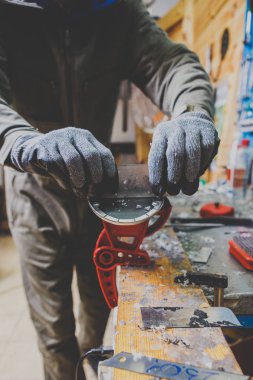 Bir kayak hizmet atölye bir erkek işçi kayaklar sürgülü yüzeyini onarır. Balmumu, kaldırma yeni balmumu kaldırmak için plastik bir kavgacı tip yardım close-up. Tema Kayak kaldırıma onarım.