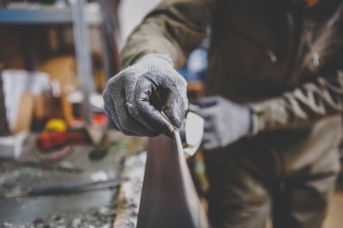 Kayak kayak mengene, kayma yüzeyi tamir atölyesi Kayak hizmet bir adam tamirci. Araç son kenar sakızlı taş tarafından sharping elinde. Tema Kayak onarım ve bakım donanımları.