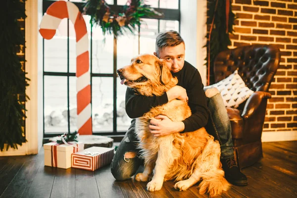 Nsan Hayvan Dostluk Temasıdır Beyaz Genç Erkek Evcil Köpek Labrador — Stok fotoğraf