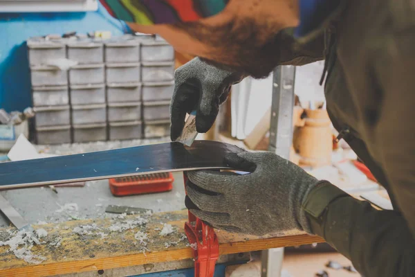 Pracovník Muž Lyžařské Servisní Dílně Opraví Kluzný Povrch Lyže Detail — Stock fotografie