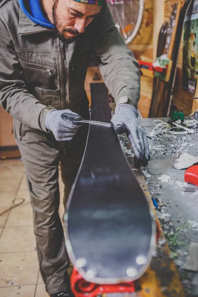 Muž Pracovní Oblečení Opravář Dílně Ski Servis Oprava Kluzný Povrch — Stock fotografie