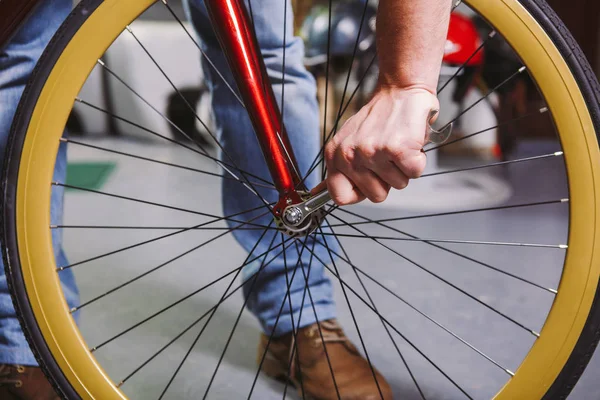 Тематические Ремонтные Велосипеды Крупный План Руки Белого Человека Помощью Ручного — стоковое фото