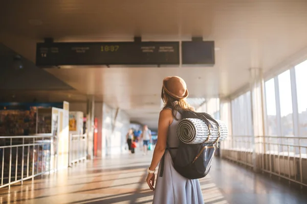Tema Viajes Transporte Público Mujer Joven Pie Con Espalda Vestido — Foto de Stock