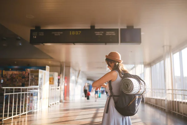 Tema Viagens Transportes Públicos Jovem Mulher Com Volta Vestido Chapéu — Fotografia de Stock