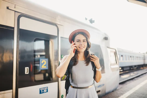 Transporte Temático Viajes Retrato Joven Mujer Caucásica Con Sonrisa Dientes — Foto de Stock