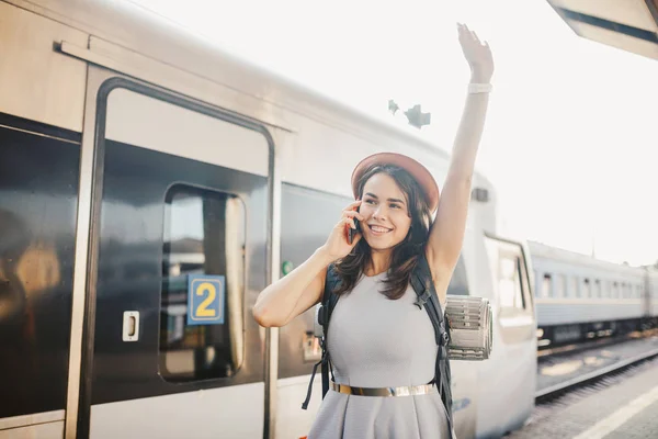 Tema Transporte Viagens Retrato Jovem Caucasiano Com Sorriso Dentes Estação — Fotografia de Stock