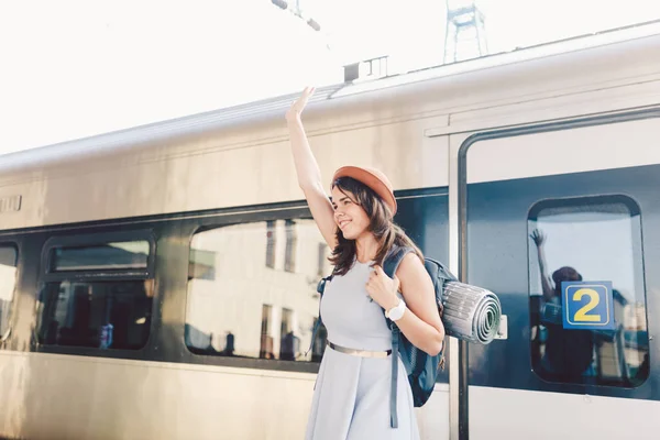 Tema Transporte Viagens Retrato Jovem Caucasiana Com Sorriso Dente Estação — Fotografia de Stock