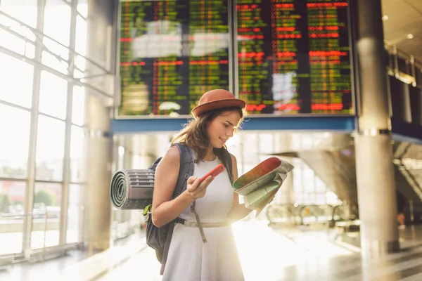 Viagem Temática Transporte Mulher Branca Bonita Jovem Vestido Mochila Dentro — Fotografia de Stock