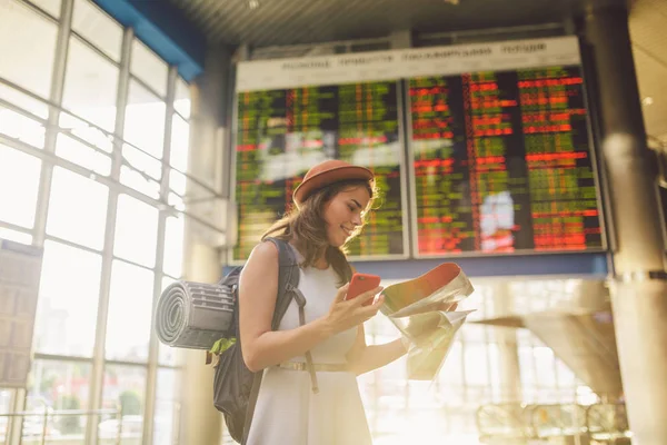 Viajes Temáticos Transporte Hermosa Mujer Caucásica Joven Vestido Mochila Pie —  Fotos de Stock