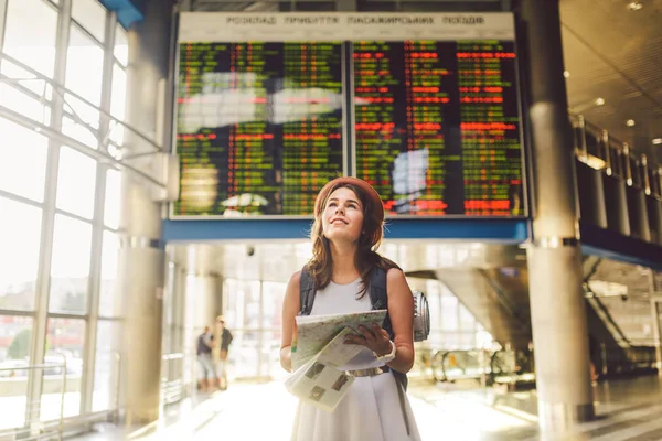 Viajes Temáticos Transporte Hermosa Mujer Caucásica Joven Vestido Mochila Pie — Foto de Stock