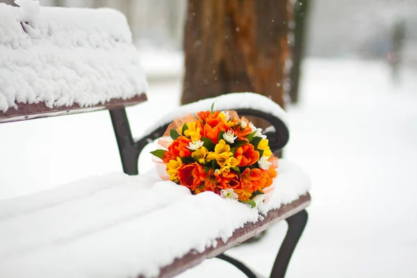 Bruids Boeket Lelies Een Bankje Sneeuw Winter — Gratis stockfoto