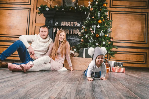 Téma Családi Nyaralás Szilveszter Karácsony Fiatal Kaukázusi Család Anya Apa — Stock Fotó