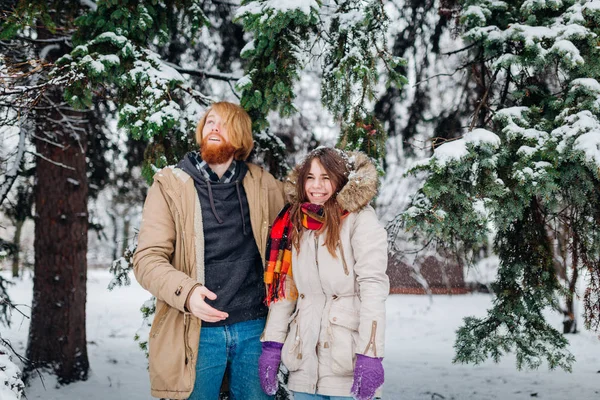 Beaux Jeunes Caucasiens Ont Joie Bonheur Plaisir Hiver Dans Une — Photo