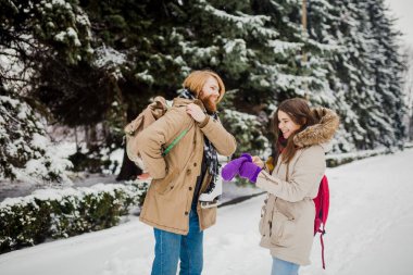 Mutlu çift birlikte kış tatil tatil dışında sırasında oynak kar Park.