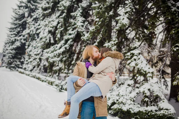 Beautiful Young Caucasian People Couple Lovers Date Winter Park Guy — Stock Photo, Image
