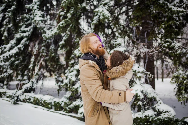 Jeune Garçon Caucasien Avec Une Barbe Une Fille Ont Une — Photo