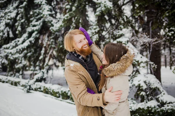 Jeune Garçon Caucasien Avec Une Barbe Une Fille Ont Une — Photo