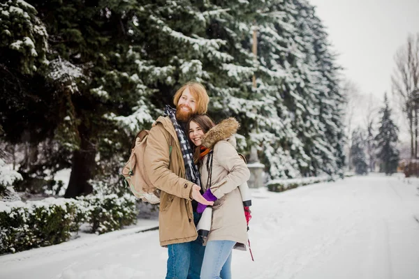 Красивые Молодые Кавказцы Встречают Влюбленных Свидании Зимнем Парке Парень Бородой — стоковое фото