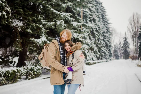 Hermosa Gente Joven Caucásica Pareja Amantes Una Cita Parque Invierno — Foto de Stock