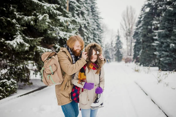 Belles Jeunes Gens Caucasiens Couples Amoureux Rendez Vous Dans Parc — Photo