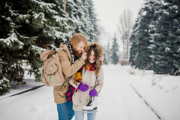 Belles Jeunes Gens Caucasiens Couples Amoureux Rendez Vous Dans Parc — Photo