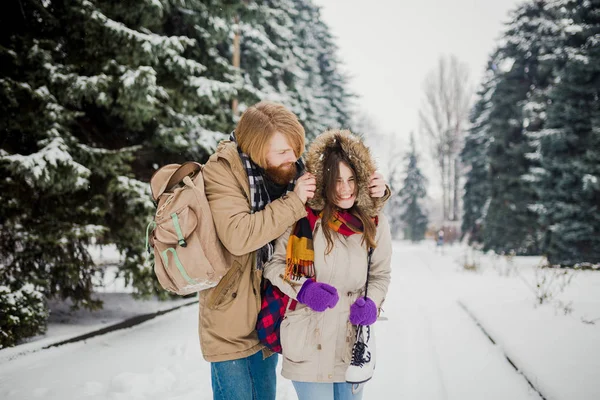 Vackra Unga Kaukasiska Par Älskare Ett Datum Vinterparken Kille Med — Stockfoto
