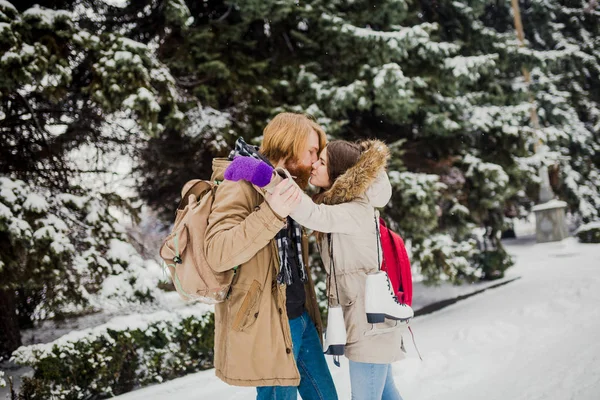 Красивые Молодые Кавказцы Встречают Влюбленных Свидании Зимнем Парке Парень Бородой — стоковое фото