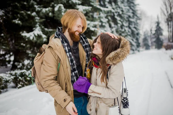 Date Jeune Couple Hiver Jeune Homme Caucasien Avec Une Barbe — Photo