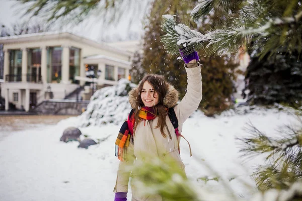 Красиві Молоді Кавказьких Жінка Радість Щастя Усмішка Грати Снігом Біля — стокове фото