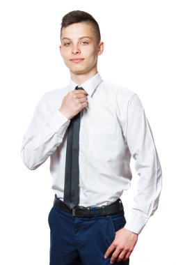 Kendine güvenen ciddi genç adamın elleri onun Mavi Jeans ile cepler beyaz gömlek giymiş ve kravat zayıflatmak. Beyaz arka plan, maske dahil izole.