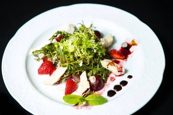 Salada Com Cereja Morango Queijo Prato Grande Branco Fundo Preto — Fotografia de Stock