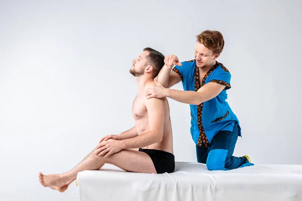 Masaje Temático Cuidado Corporal Guapo Médico Varón Caucásico Uniforme Azul — Foto de Stock