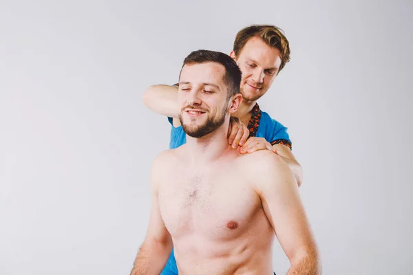 Massagem Temática Cuidados Com Corpo Belo Médico Branco Masculino Uniforme — Fotografia de Stock
