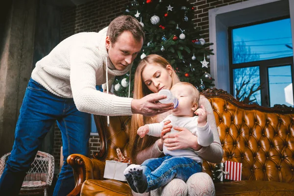 Téma Szilveszter Karácsony Családi Légkörben Hangulat Ünnepelni Kaukázusi Fiatal Anya — Stock Fotó