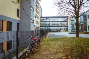 19 Ekim 2018 Almanya. Klinik Helios Krefeld. Bisiklet ulaşım Avrupa'daki ekolojik modu. Hastane Kliniği Almanya'da bölgesinde otopark Bisiklet.