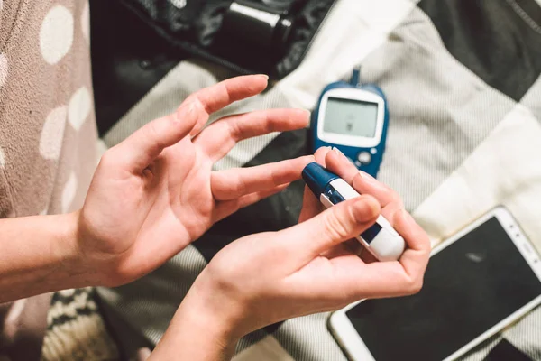 Theme Diabetes Close Macro Plan Hands Young Caucasian Woman Home — Stock Photo, Image