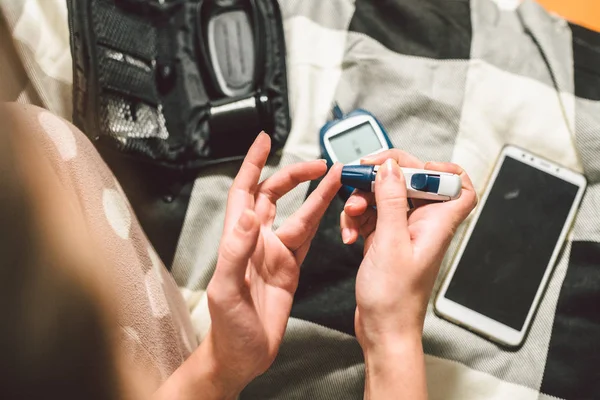 Diabete Tema Macro Piano Ravvicinato Mani Una Giovane Donna Caucasica — Foto Stock