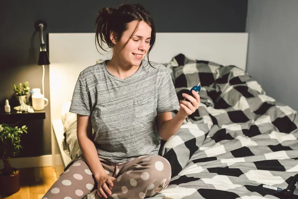 Тематичний Діабет Молода Біла Жінка Вдома Спальні Ліжку Використовує Технологію — стокове фото