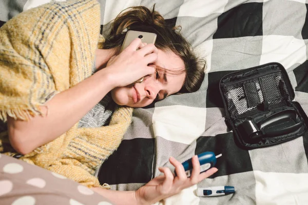 Tema Diabetes Cama Dormitorio Casa Mujer Joven Utiliza Dispositivo Tecnología — Foto de Stock