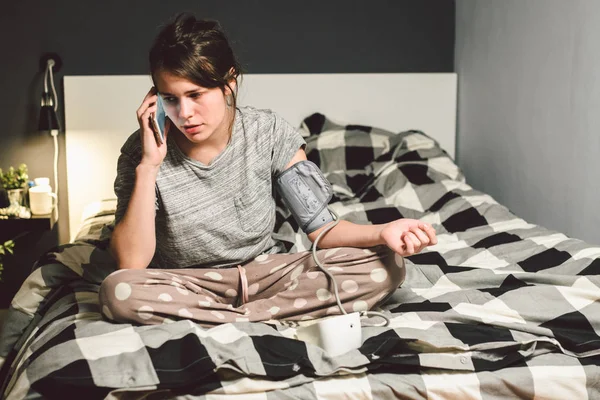 Tema Hipertensión Arterial Enfermedad Hermosa Mujer Joven Utiliza Tonómetro Automático — Foto de Stock