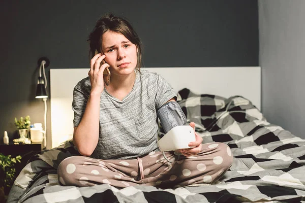 Tema Hipertensión Arterial Enfermedad Hermosa Mujer Joven Utiliza Tonómetro Automático — Foto de Stock