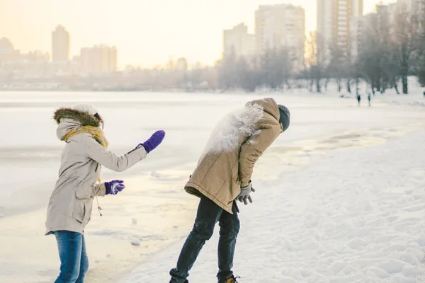 年轻的白种人在爱异性恋夫妇有一个约会在冬天附近的冰湖 节日快乐 节日快乐 情人节 玩雪球和玩欢乐 — 图库照片
