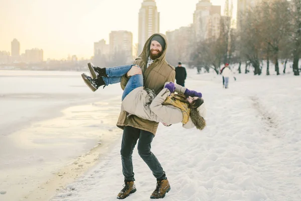 冬季的主题户外活动 爱的一对夫妇的男人和女人白种人喜悦幸福幸福爱的情感在湖上的岸边 这家伙拿着一个女孩的财产 情人节假期 — 图库照片