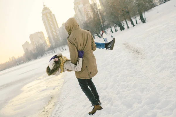Tema Utomhusaktiviteter Vintertid Älskande Par Man Och Kvinna Kaukasiska Glädje — Stockfoto