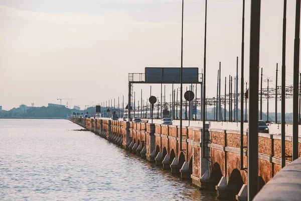 Strada Regionale 11 Padana Çift köprü Itlia ve yeni konut şehrin tarihi eski şehir Venezia bağlanma bir yoldur.