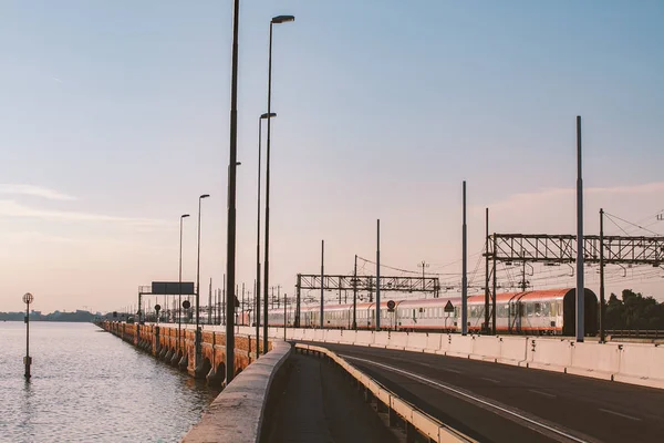 Strada Regionale 11 Padana Çift köprü Itlia ve yeni konut şehrin tarihi eski şehir Venezia bağlanma bir yoldur.