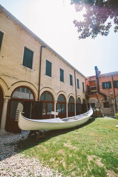 Itália Antiga Cidade Histórica Veneza Jarda Edifício Velho Uma Gôndola — Fotografia de Stock Grátis