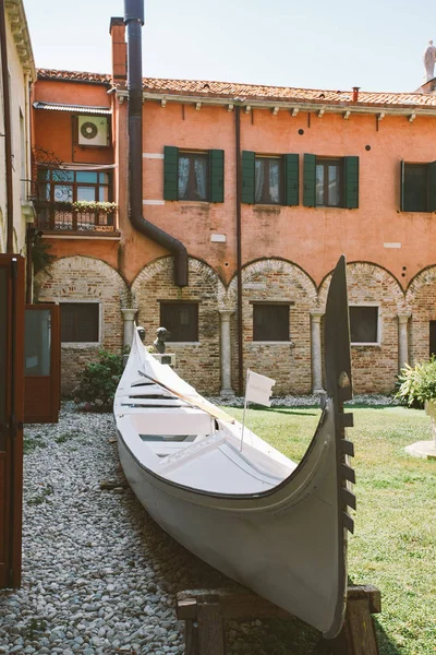 Италия Старинный Исторический Город Венеции Двор Старого Здания Представляет Собой — Бесплатное стоковое фото